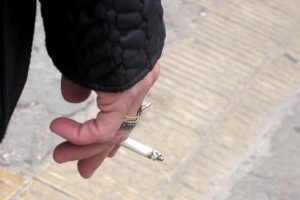 Read more about the article Estudo indica que os fumantes e os ex-fumantes sentem mais dores
