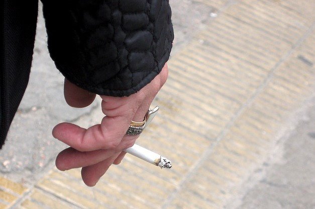 Estudo indica que os fumantes e os ex-fumantes sentem mais dores